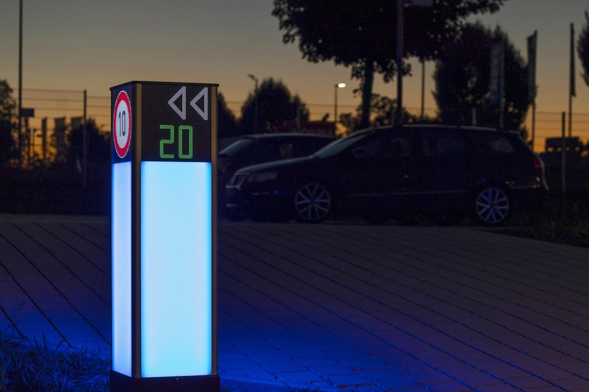 Thanks to the four-sided freely programmable LED matrix displays, various texts, numbers, and arrows are displayed, enabling efficient and fast traffic control