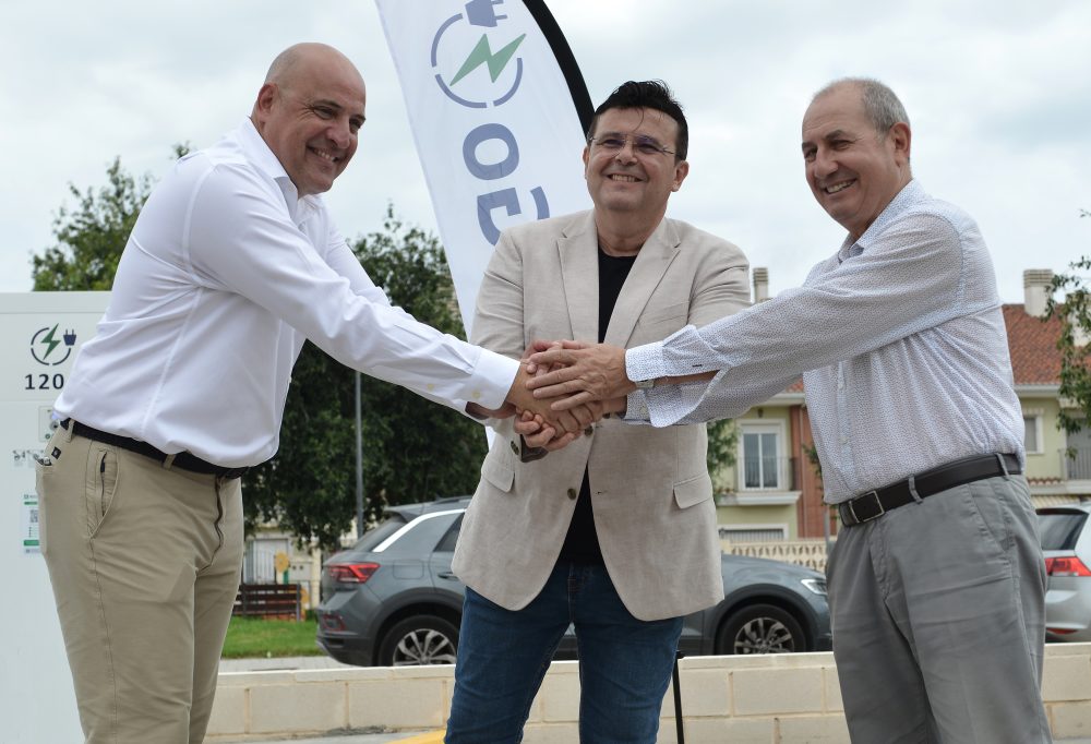 PowerGo Fast Charger in Sueca Ramon Dolz Molla (Country Manager PowerGo), Dimas Vázquez (mayor of Sueca municipality) and José García (General Manager +B Energías)