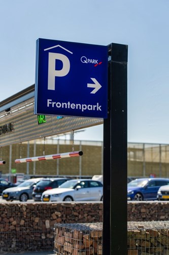 image of a parking sign