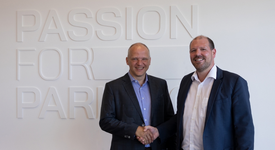 Left to Right: Martin Kammler, Managing Director and new Head of Sales for Parking Systems Guido Nobis