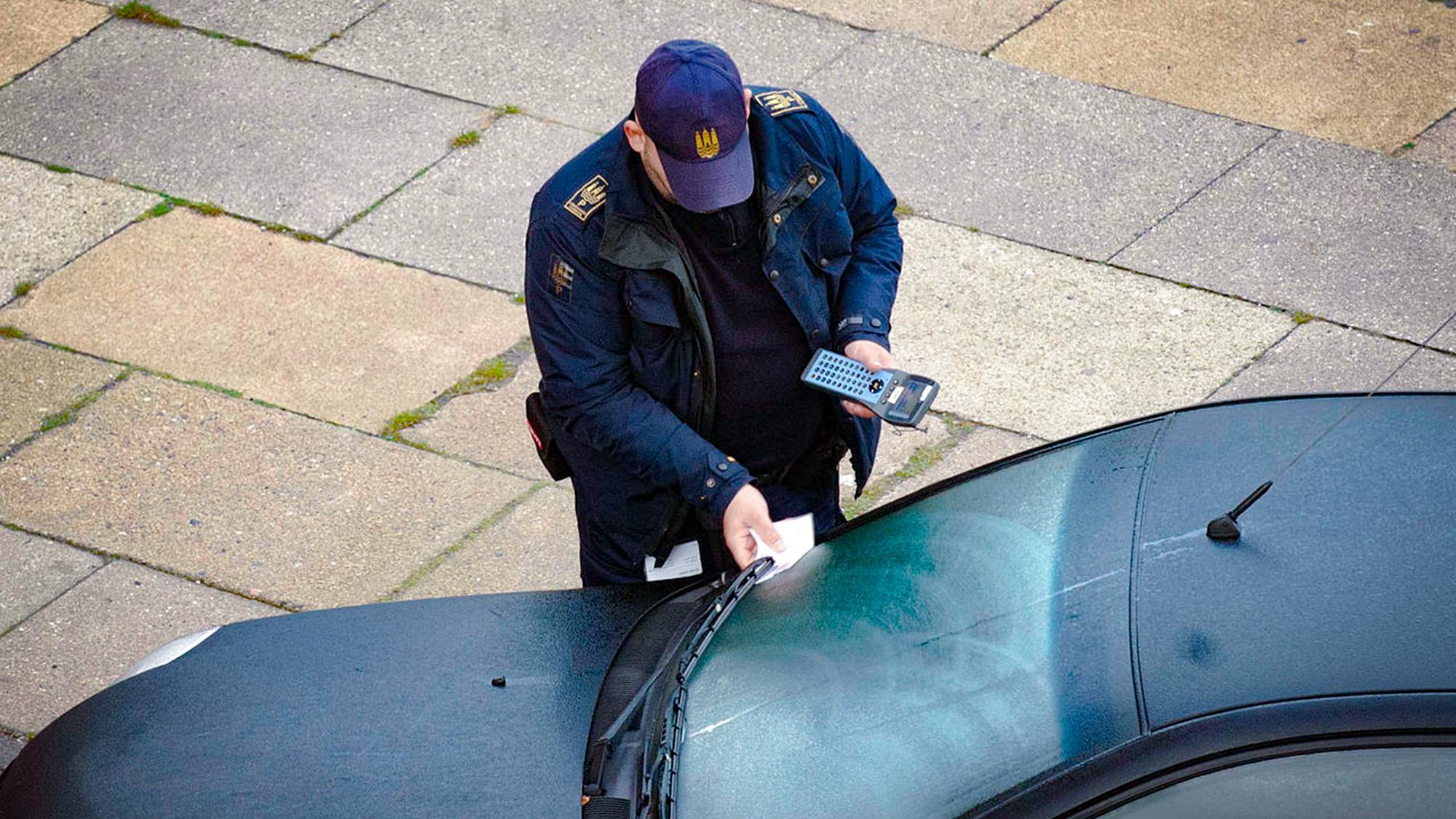 LPR-based parking enforcement is ideal for public or private operators in cities, universities, hospitals, corporate campuses, and airports.